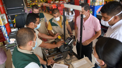 Funcionarios de la alcaldía en la jornada pedagógica por los establecimientos comerciales
