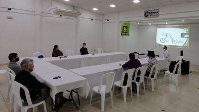 Funcionarios en una mesa atendiendo al consejo  de protección al consumidor