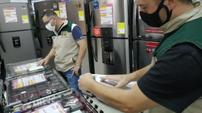 Funcionarios de la alcaldía en la jornada de control y vigilancia