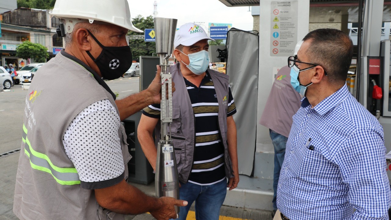 Funcionarios ejecutando acciones de control en las estaciones de servicio de combustible