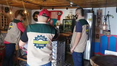 Funcionarios en los establecimientos realizando acciones informativas