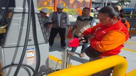 Fotografía funcionarios realizando control