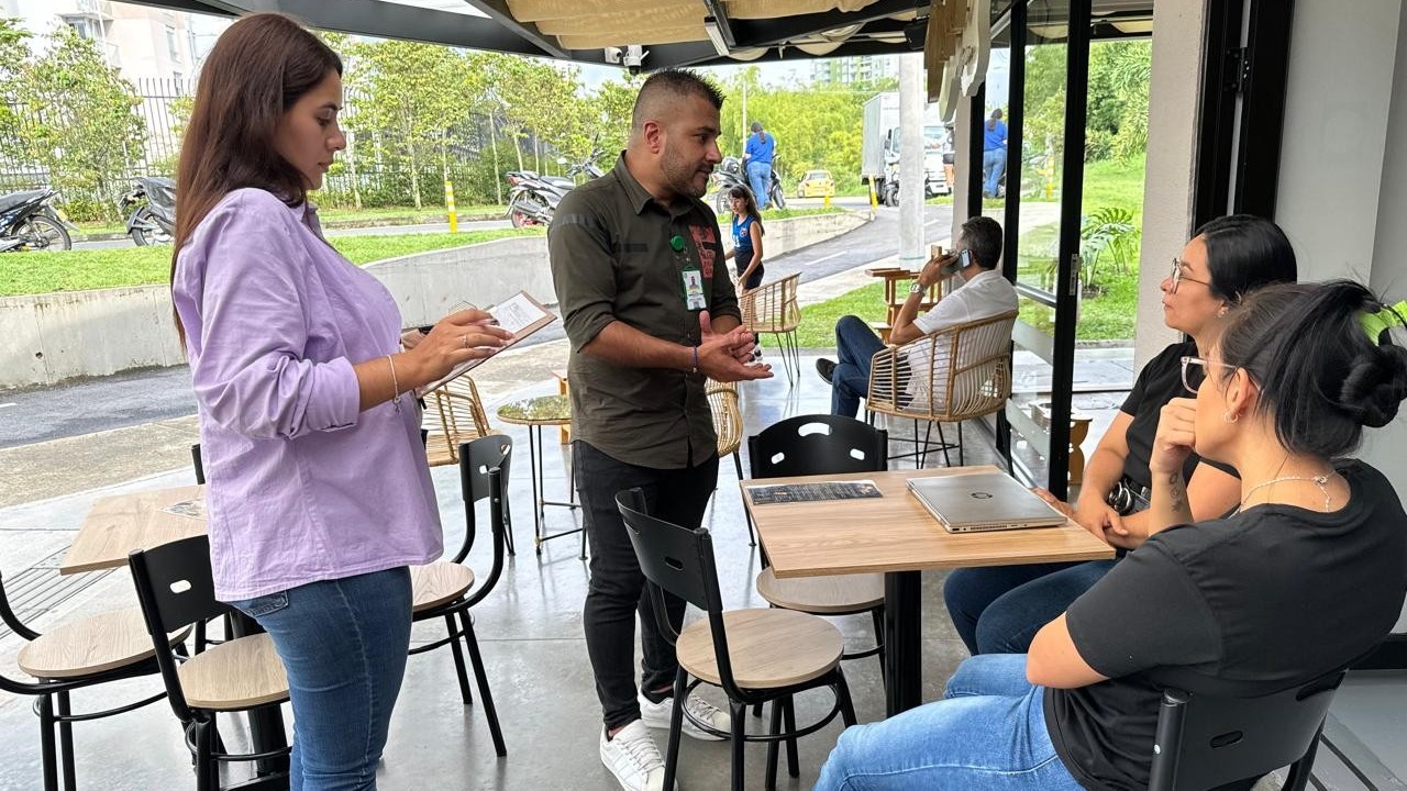 Funcionarios de la Alcaldía realizando labores de sensibilización