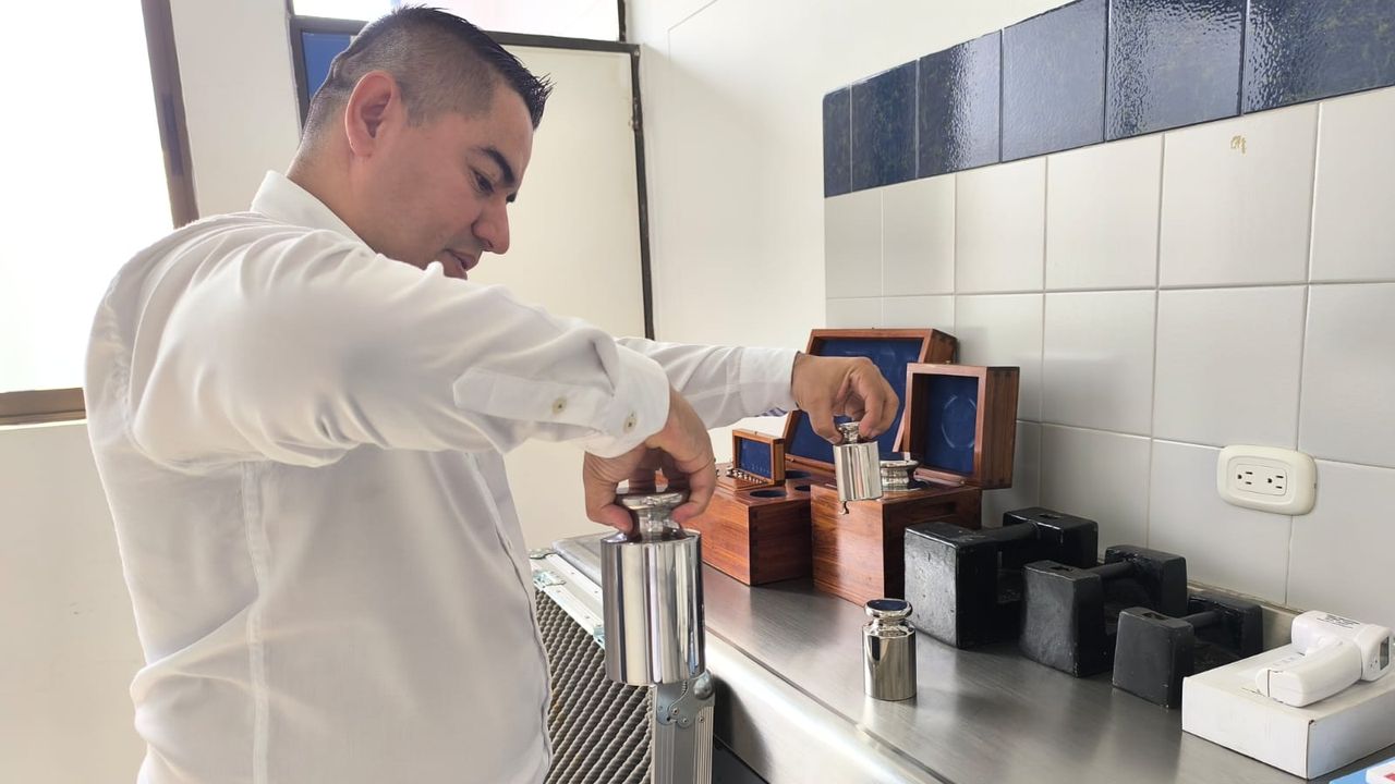 Secretario de Gobierno dando apertura al laboratorio de metrología